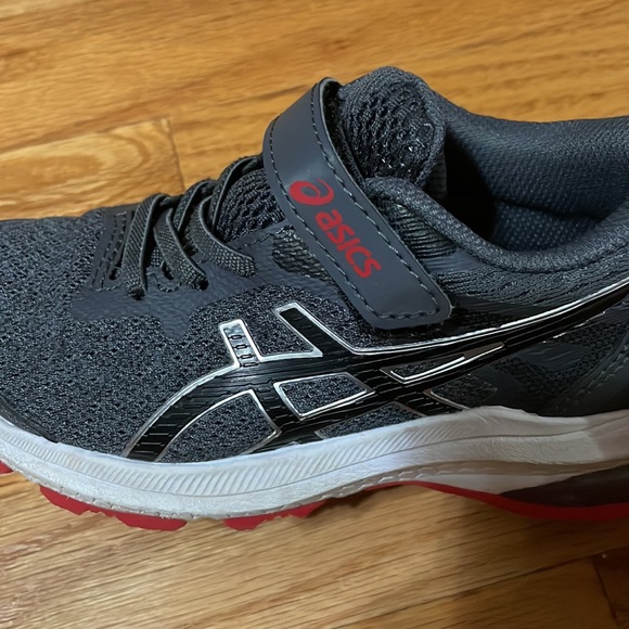 Kids ASICS GT 1000 Running Sneaker Gray Red & White - Picture 5 of 7